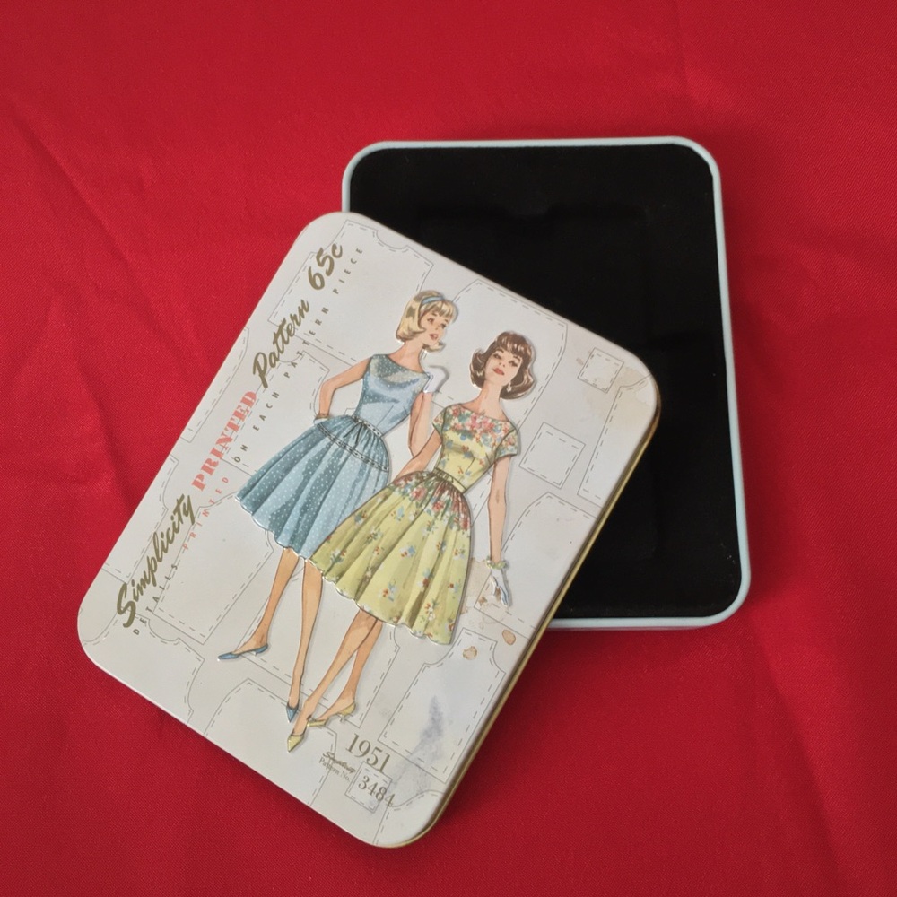 Vintage Simplicity Sewing Pattern Mini Tin - Picture 2 of 4